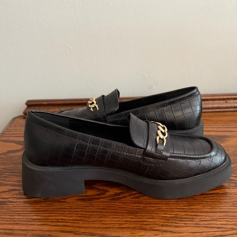 Kenneth Cole Reaction Women Black Sienna Lug Gold Chain Loafer